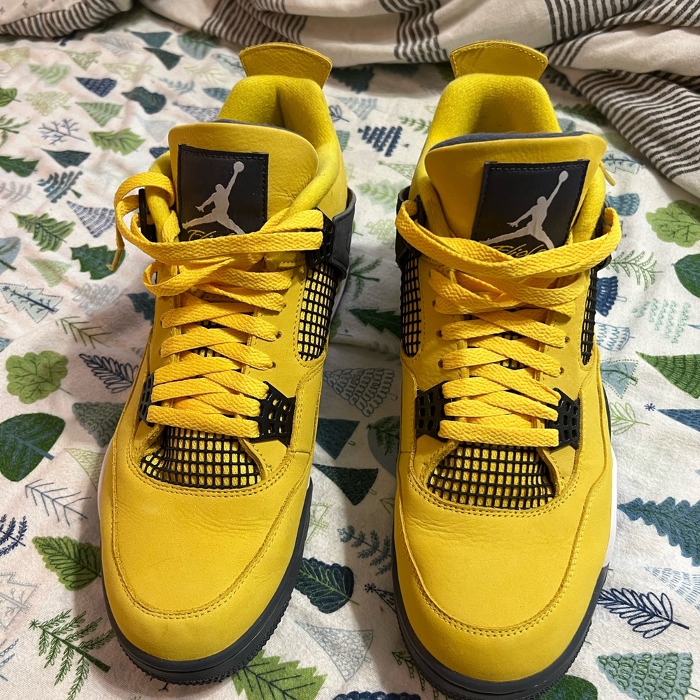 Jordan 4 lightning